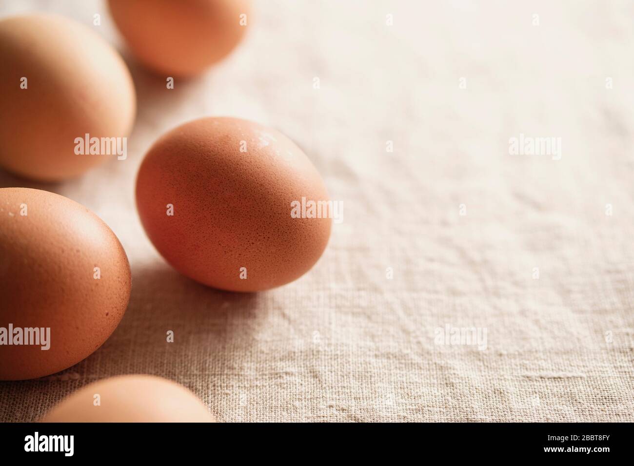 Huevos frescos de gallina sobre tela Foto de stock