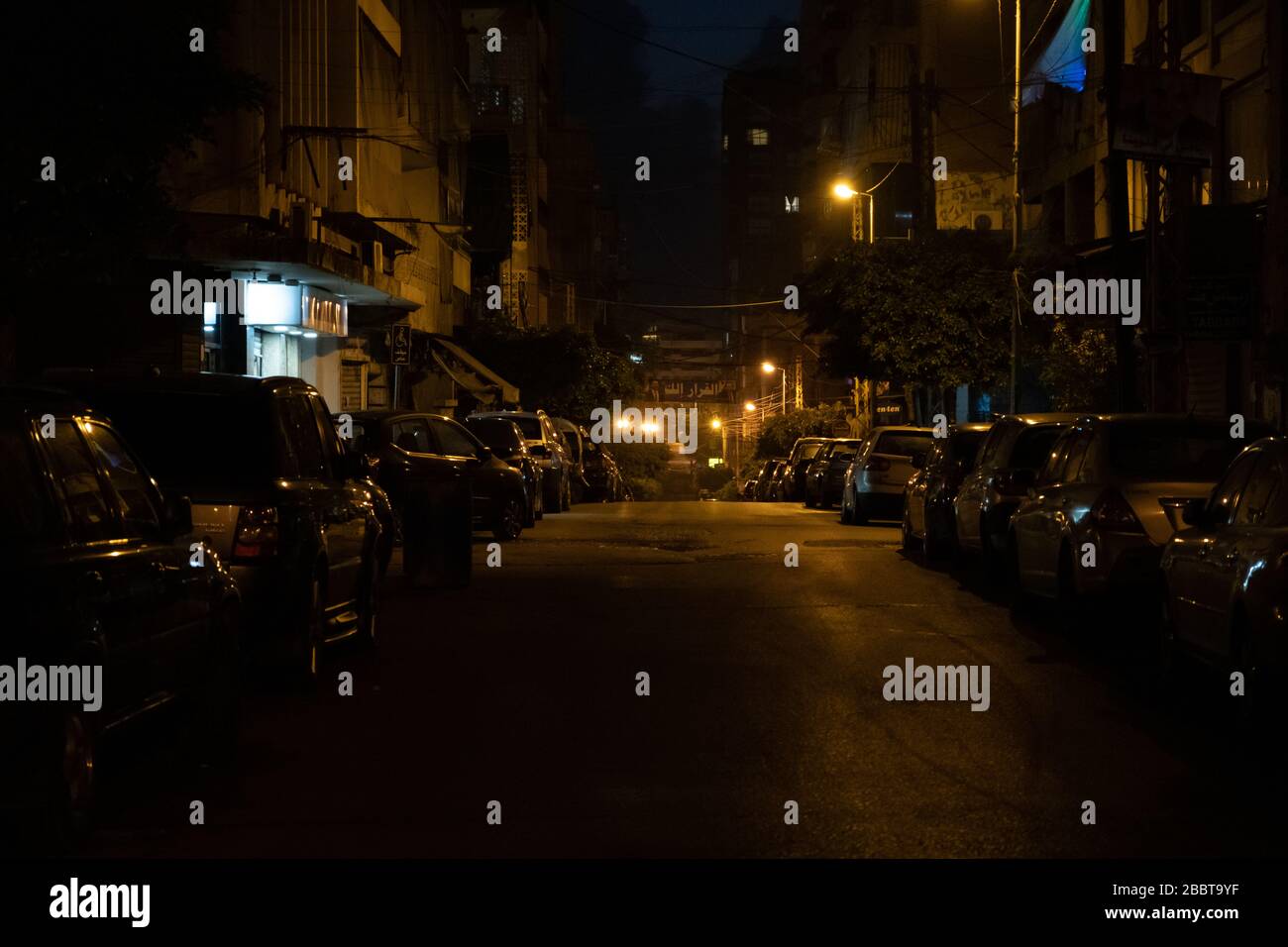 Beirut, Líbano.1 de abril de 2020. La primera hora del toque de queda nocturno en medio de la pandemia de Covid 19. Hassan Chamoun/Alamy Foto de stock
