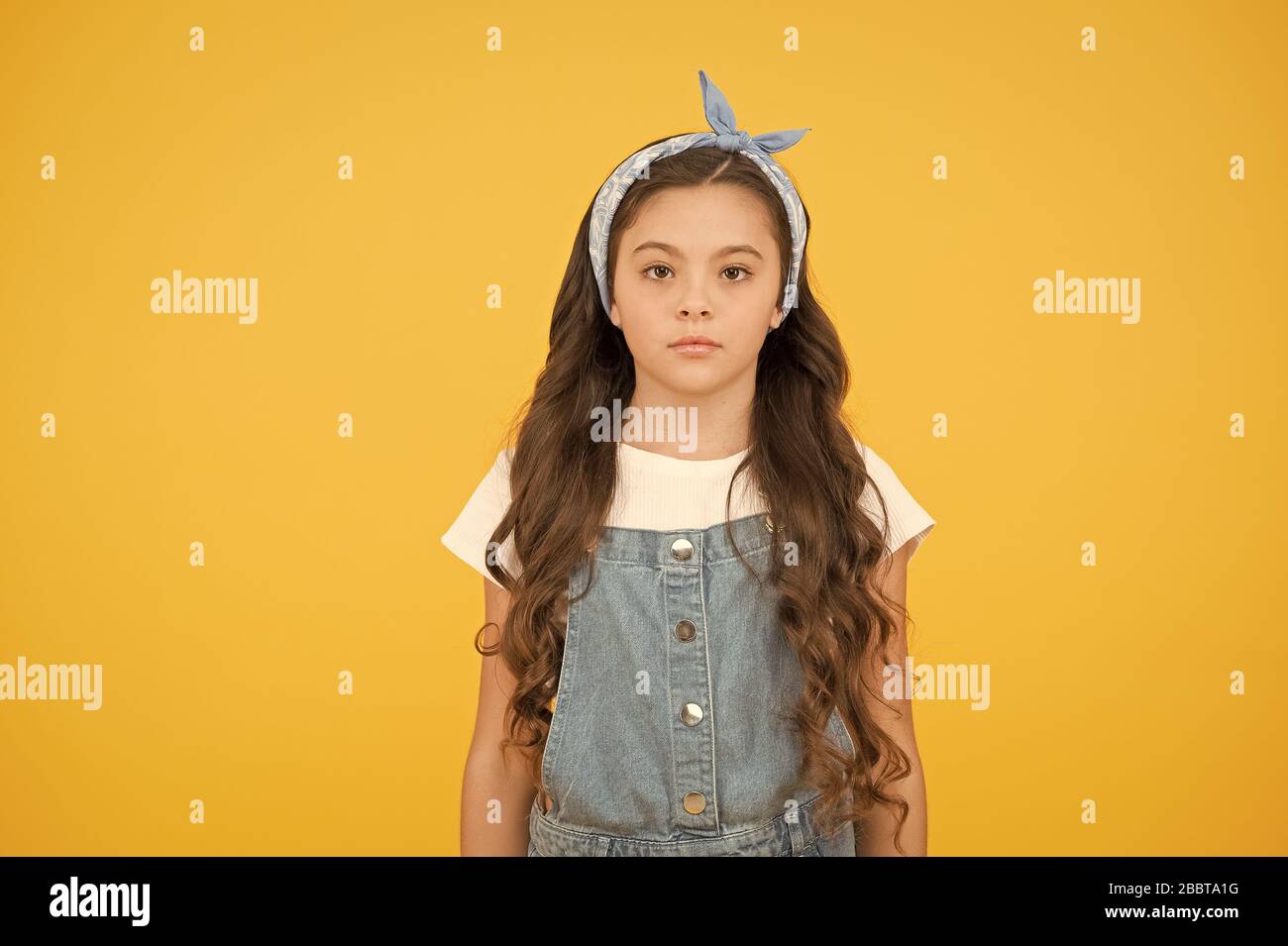 Tendencia de la moda. Un poco fashionista. Feliz infancia. Ropa moderna para  adolescentes. Tienda de accesorios. Vibraciones positivas. Lindo niño niña  de moda. Accesorios de moda. Concepto de ropa de verano. Chica