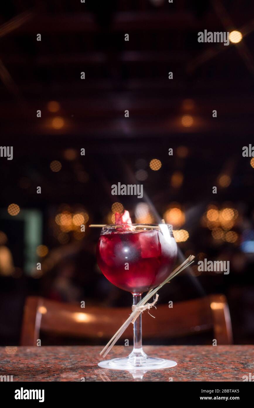 Presentación de la bebida en el bar del restaurante Foto de stock