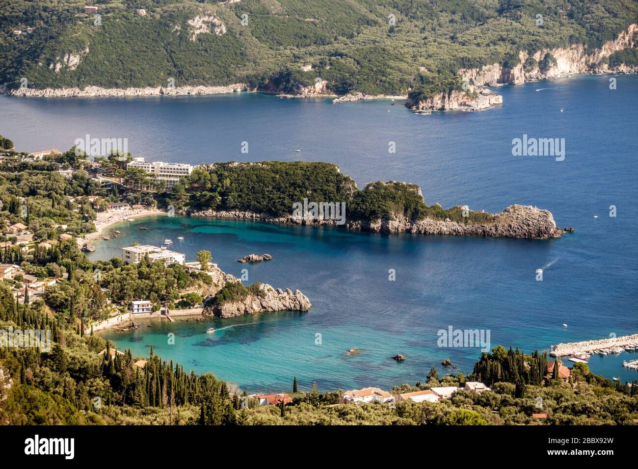 Vista de la zona de la playa Agia Triada desde la carretera de montaña, Corfú Grecia Foto de stock