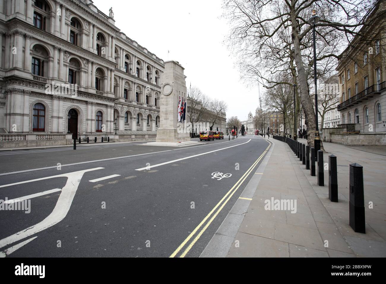 Londres, Reino Unido. 1 de abril de 2020. Día nueve de Lockdown en Londres. Un Whitehall casi desierto por el Cenotaph a las 12.30pm. El país se encuentra en situación de bloqueo debido a la pandemia del coronavirus COVID-19. No se permite a la gente salir de casa excepto por compras mínimas de alimentos, tratamiento médico, ejercicio - una vez al día, y trabajo esencial. COVID-19 Coronavirus Lockdown, Londres, Reino Unido, el 1 de abril de 2020 crédito: Paul Marriott/Alamy Live News Foto de stock