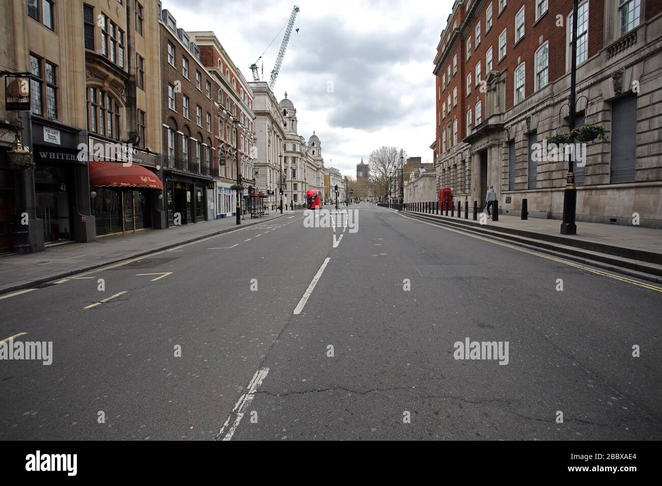 Londres, Reino Unido. 1 de abril de 2020. Día nueve de Lockdown en Londres. Un Whitehall casi abandonado a las 12.20pm ya que el país está en bloqueo debido a la pandemia del Coronavirus COVID-19. No se permite a la gente salir de casa excepto por compras mínimas de alimentos, tratamiento médico, ejercicio - una vez al día, y trabajo esencial. COVID-19 Coronavirus Lockdown, Londres, Reino Unido, el 1 de abril de 2020 crédito: Paul Marriott/Alamy Live News Foto de stock