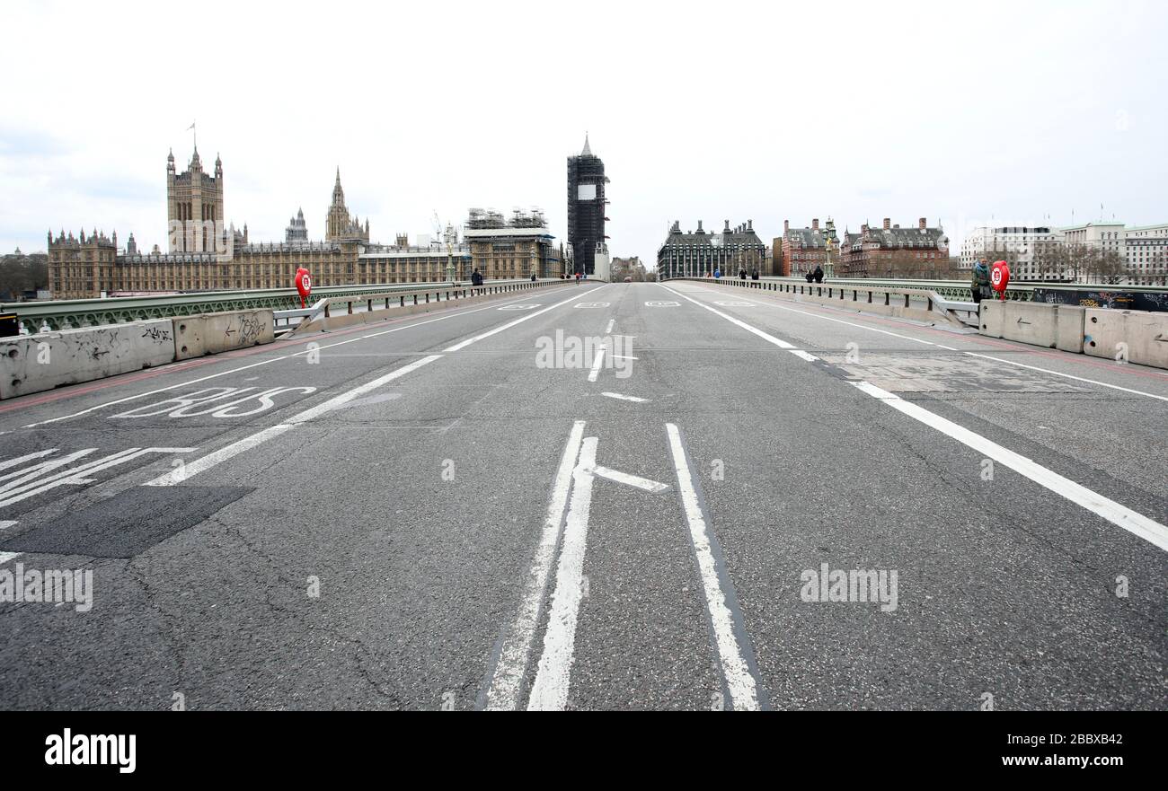 Londres, Reino Unido. 1 de abril de 2020. Día nueve de Lockdown en Londres. El puente Westminster, que casi no tiene tráfico, ya que el país está en encierro debido a la pandemia del coronavirus COVID-19. No se permite a la gente salir de casa excepto por compras mínimas de alimentos, tratamiento médico, ejercicio - una vez al día, y trabajo esencial. COVID-19 Coronavirus Lockdown, Londres, Reino Unido, el 1 de abril de 2020 crédito: Paul Marriott/Alamy Live News Foto de stock