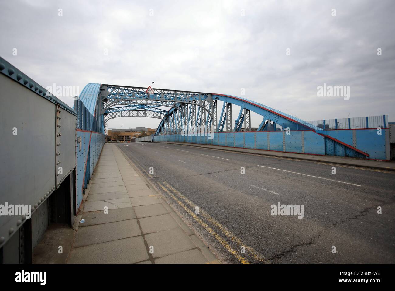 Peterborough, Reino Unido. 1 de abril de 2020. Día nueve de Lockdown en Peterborough. Crescent Bridge es muy tranquilo justo después de las 08.30:00 en una mañana de día de semana durante el cierre de seguridad donde sólo se permite un viaje esencial. El país se encuentra en situación de bloqueo debido a la pandemia del coronavirus COVID-19. No se permite a la gente salir de casa excepto por compras mínimas de alimentos, tratamiento médico, ejercicio - una vez al día, y trabajo esencial. COVID-19 Coronavirus Lockdown, Peterborough, Reino Unido, el 1 de abril de 2020 crédito: Paul Marriott/Alamy Live News Foto de stock