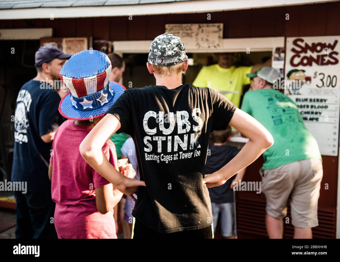 Un niño lleva una camiseta de béisbol anti-Cubs espera en la fila para las  bolas en las jaulas de bateo en St. Louis Fotografía de stock - Alamy