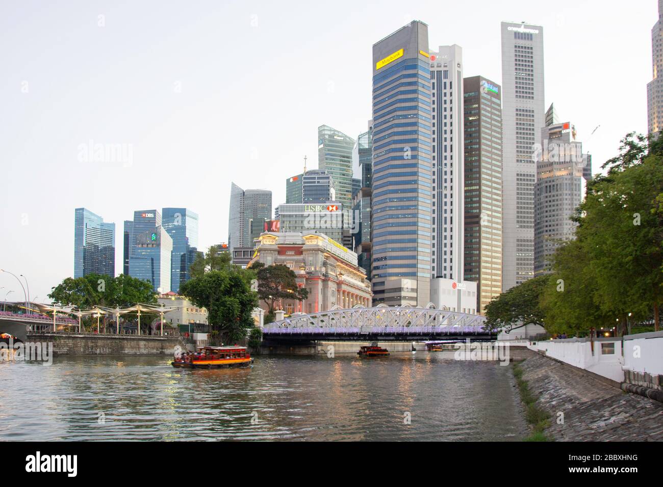 Distrito Central de Negocios (CBD) al atardecer desde Esplanade, Downtown Core, Área Central, Singapur Foto de stock