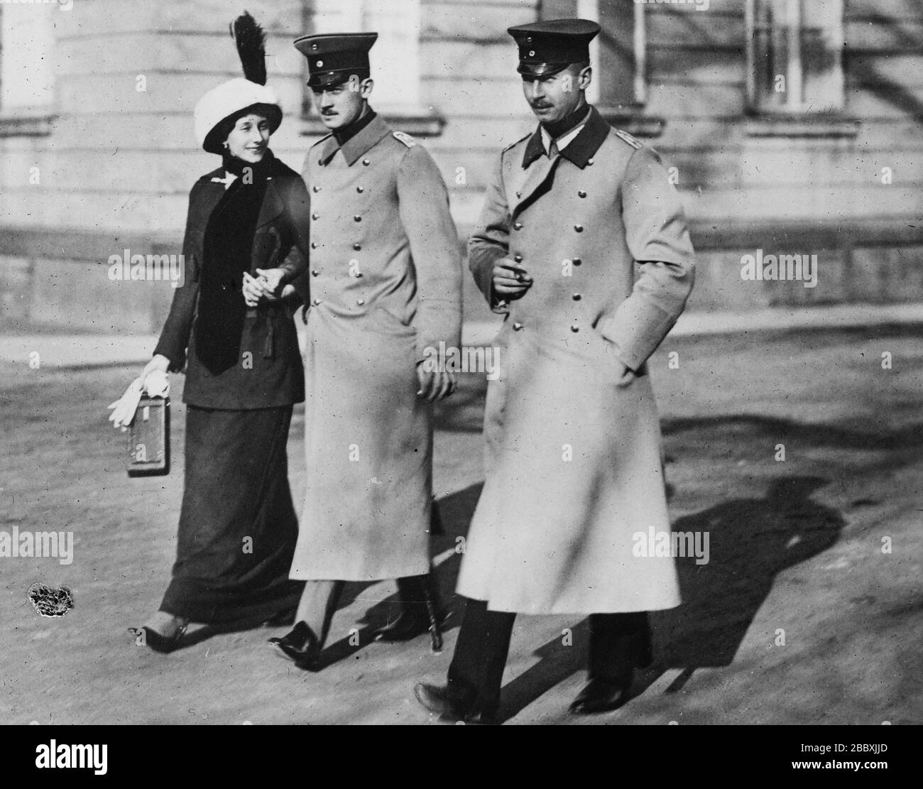 Espectáculos de fotos (de izquierda a derecha), la princesa Victoria Louise de Prusia (llevando una cámara), su marido el príncipe Ernest Augustus, el Duque de Brunswick y el príncipe Oskar de Prusia (hermano de Victoria Louise) ca. 1913 Foto de stock