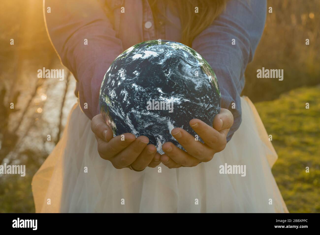 Manos humanas sosteniendo el planeta Tierra. Los elementos de esta imagen son proporcionados por la NASA Foto de stock