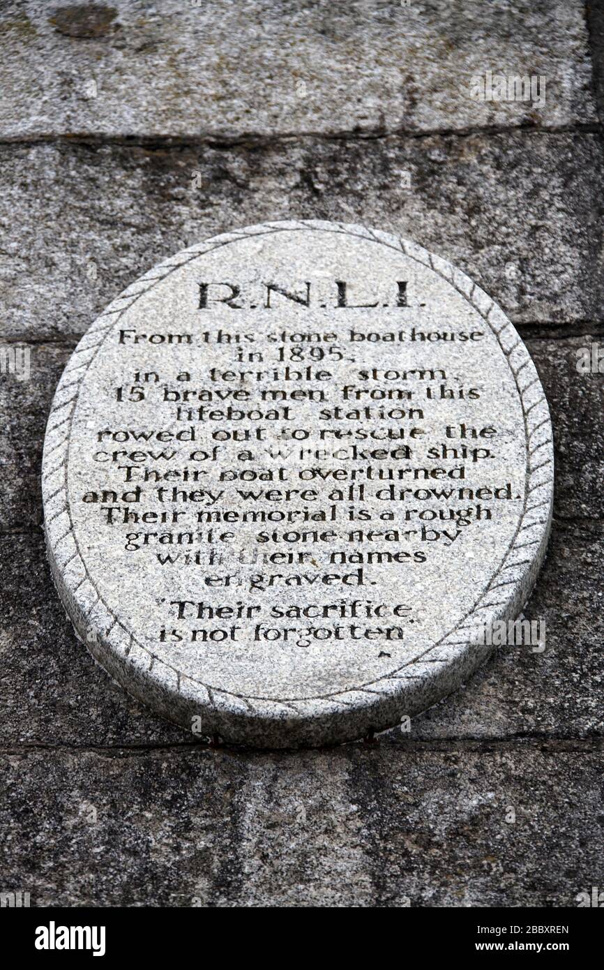 Placa conmemorativa de RNLI en el puerto de Dun Laoghaire Foto de stock