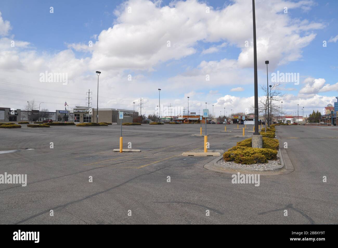 covid-19 plazas de aparcamiento de compras vacías Foto de stock