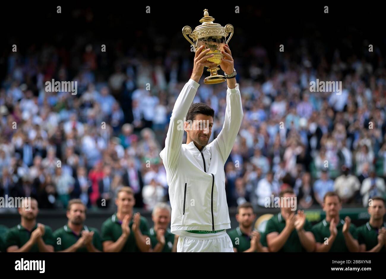 Londres, Reino Unido. 14 de julio de 2019. Foto tomada el 14 de julio de 2019 muestra a Novak Djokovic de Serbia posando con el trofeo después de ganar la final de singles masculinos contra Roger Federer de Suiza en el Campeonato de Tenis de Wimbledon 2019 en Londres, Gran Bretaña. El Wimbledon de este año ha sido cancelado debido a las preocupaciones de salud pública relacionadas con la actual pandemia de COVID-19, anunció el All England Club (AELTC) después de una reunión de emergencia el miércoles. Crédito: Han Yan/Xinhua/Alamy Live News Foto de stock