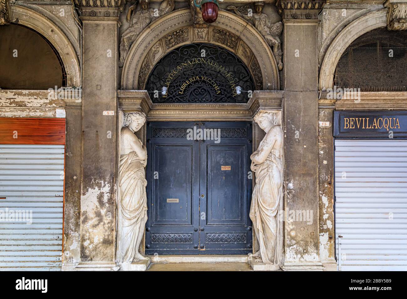 Venecia Italia - 24 2017 de septiembre: Pintoresca entrada arqueada de la Biblioteca Nacional de San Marcos o Biblioteca Nazionale Marciana, Piazza San Marco Foto de stock