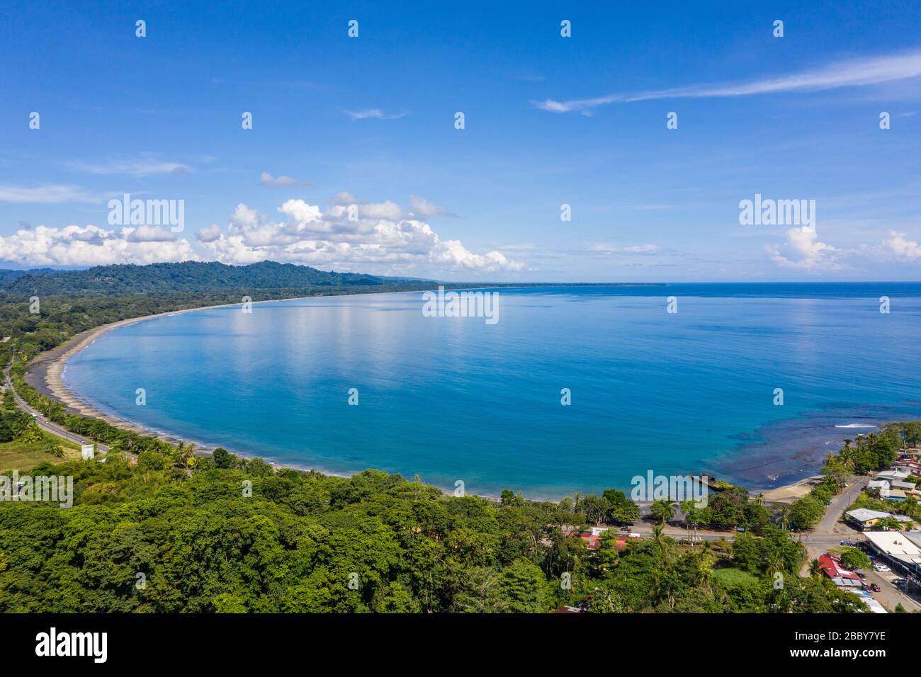 Vista aérea frente a Playa Negra y la ciudad costera caribeña sur de Puerto Viejo de Talamanca en la provincia de Limón, Costa Rica. Foto de stock