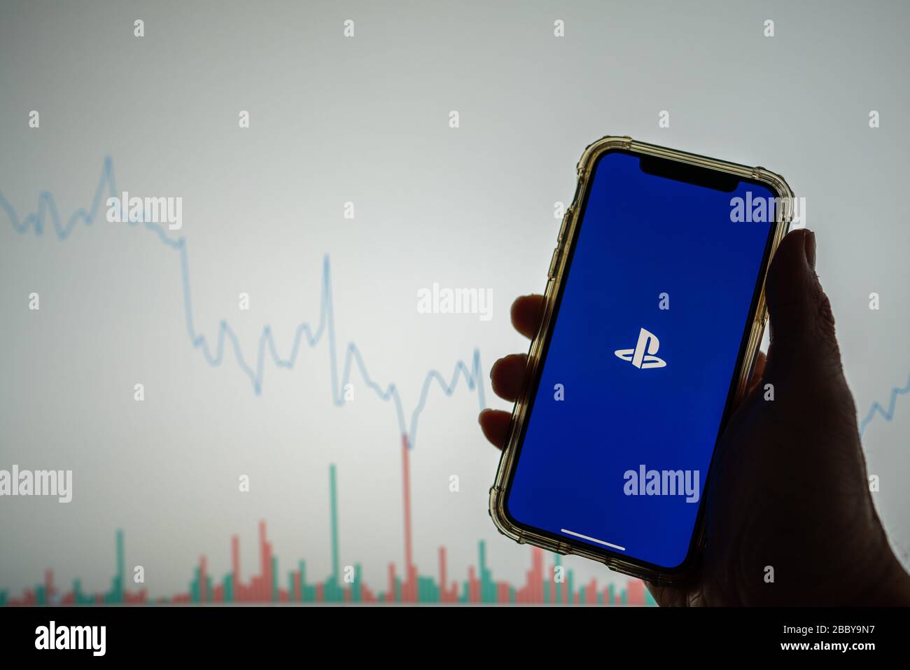 Logotipo de la aplicación PlayStation Mobile de Sony para iPhone delante de la lista blanca de stock Foto de stock