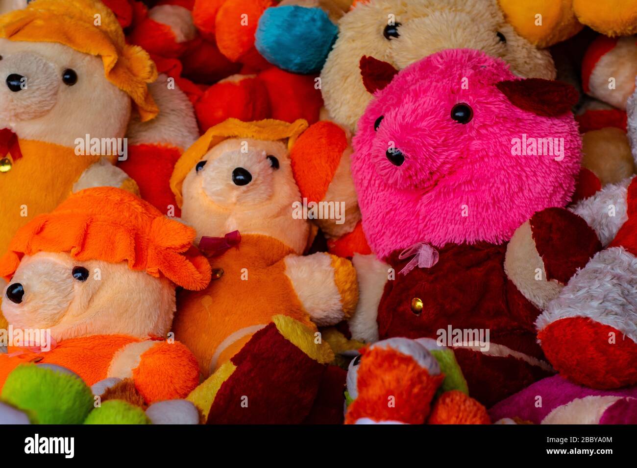 Montón de juguetes de peluche suave y difuso de la infancia Foto de stock