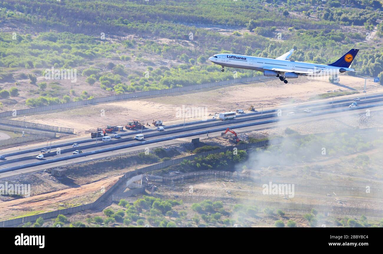 Foto aérea a aérea del Airbus de Lufthanza que aterrizará en el Aeropuerto Internacional de Ciudad del Cabo Foto de stock