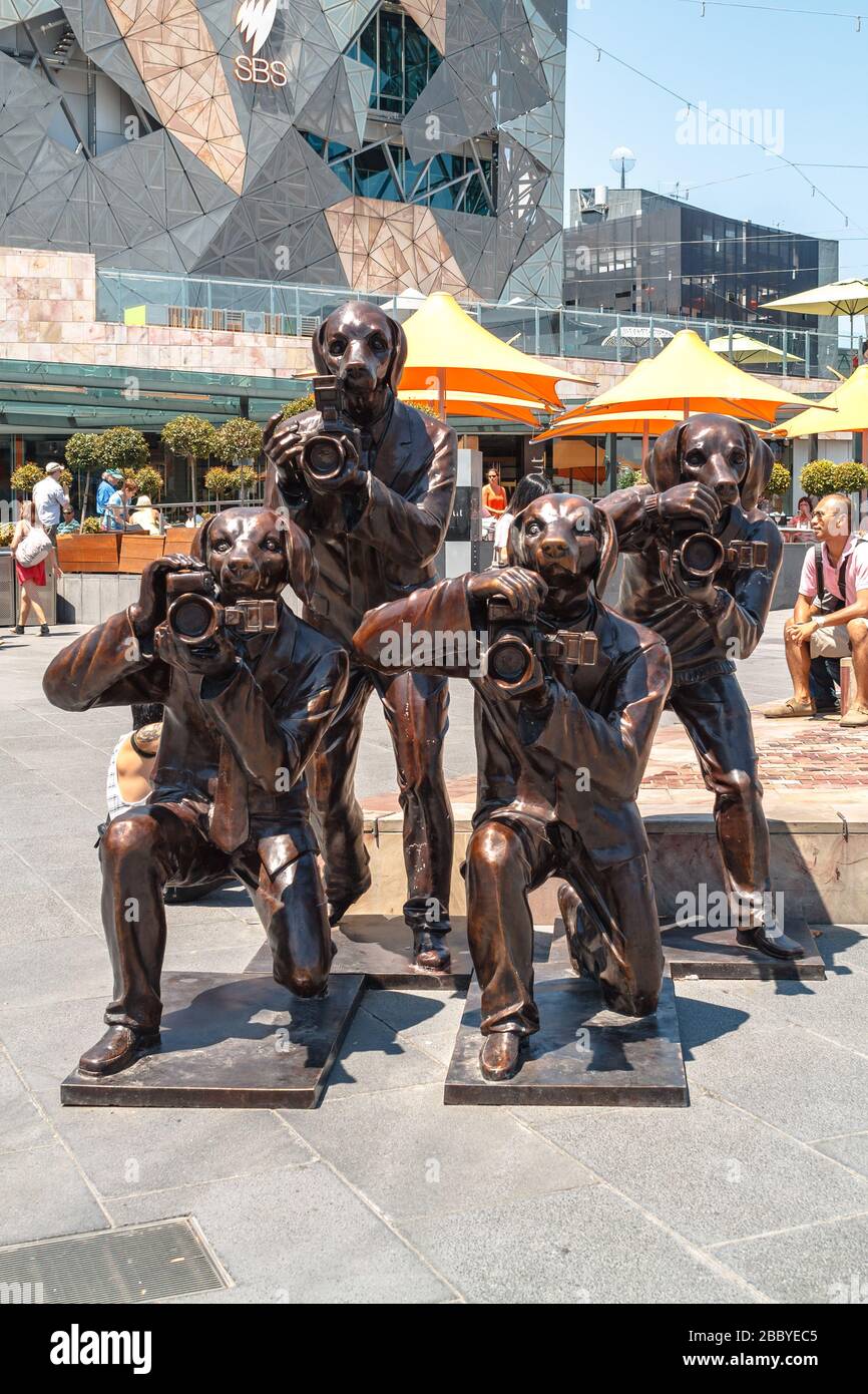 Vista frontal de la instalación de arte Paparazzi Dogs en Federation Square en Melbourne Foto de stock
