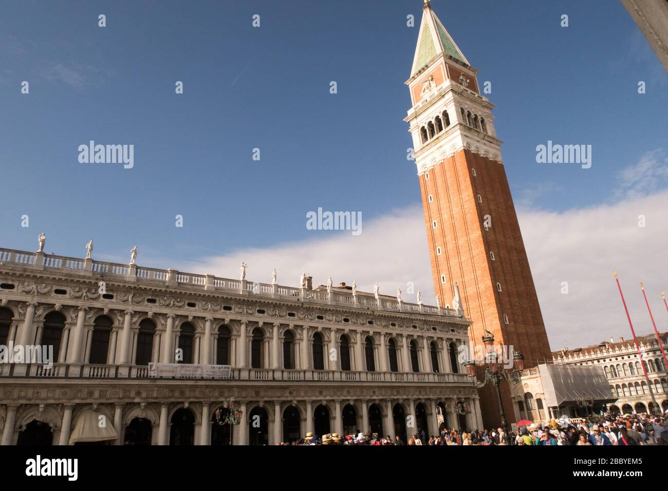 Una vista del campanario de San Marcos en la plaza de San Marcos en Venecia, Italia Foto de stock