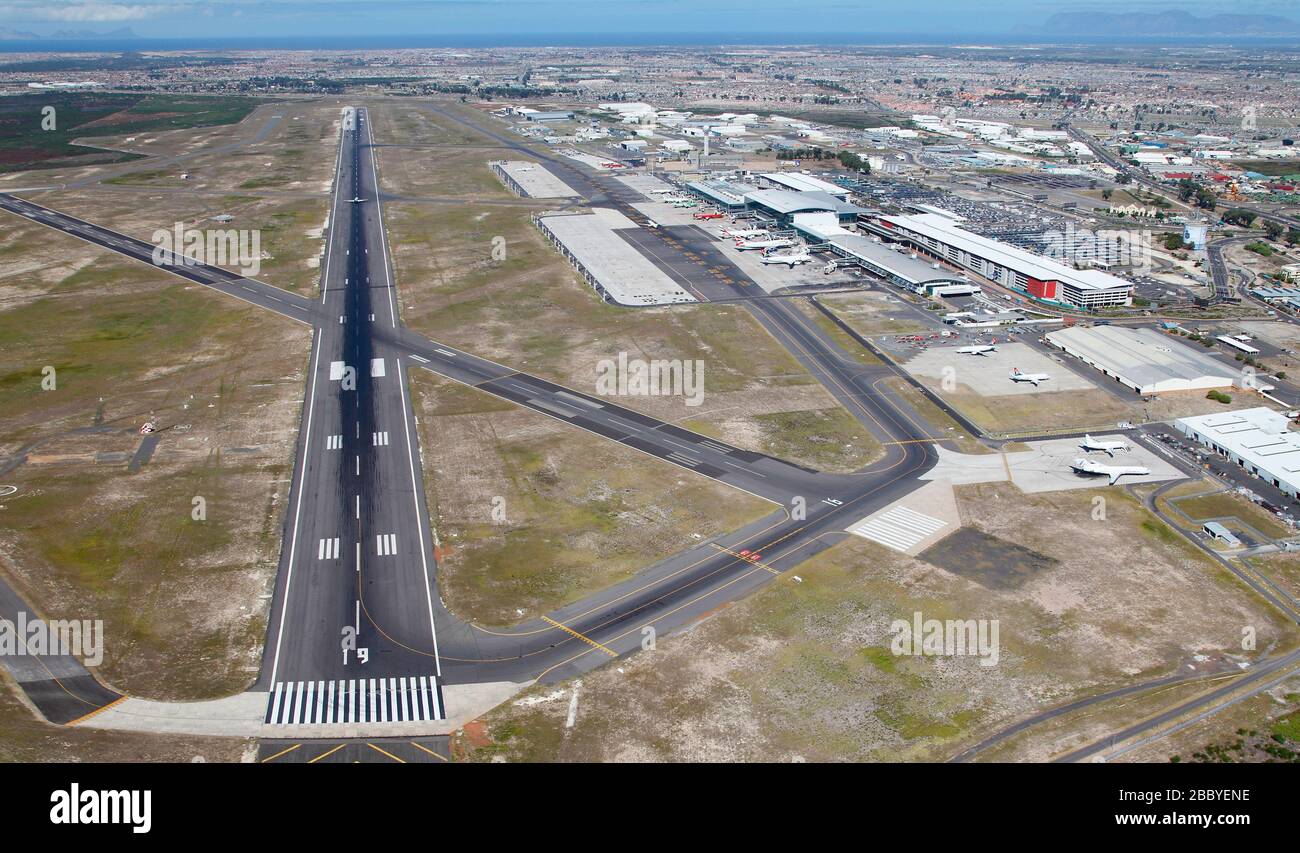 Foto aérea del Aeropuerto Internacional de Ciudad del Cabo mirando hacia False Bay. Foto de stock