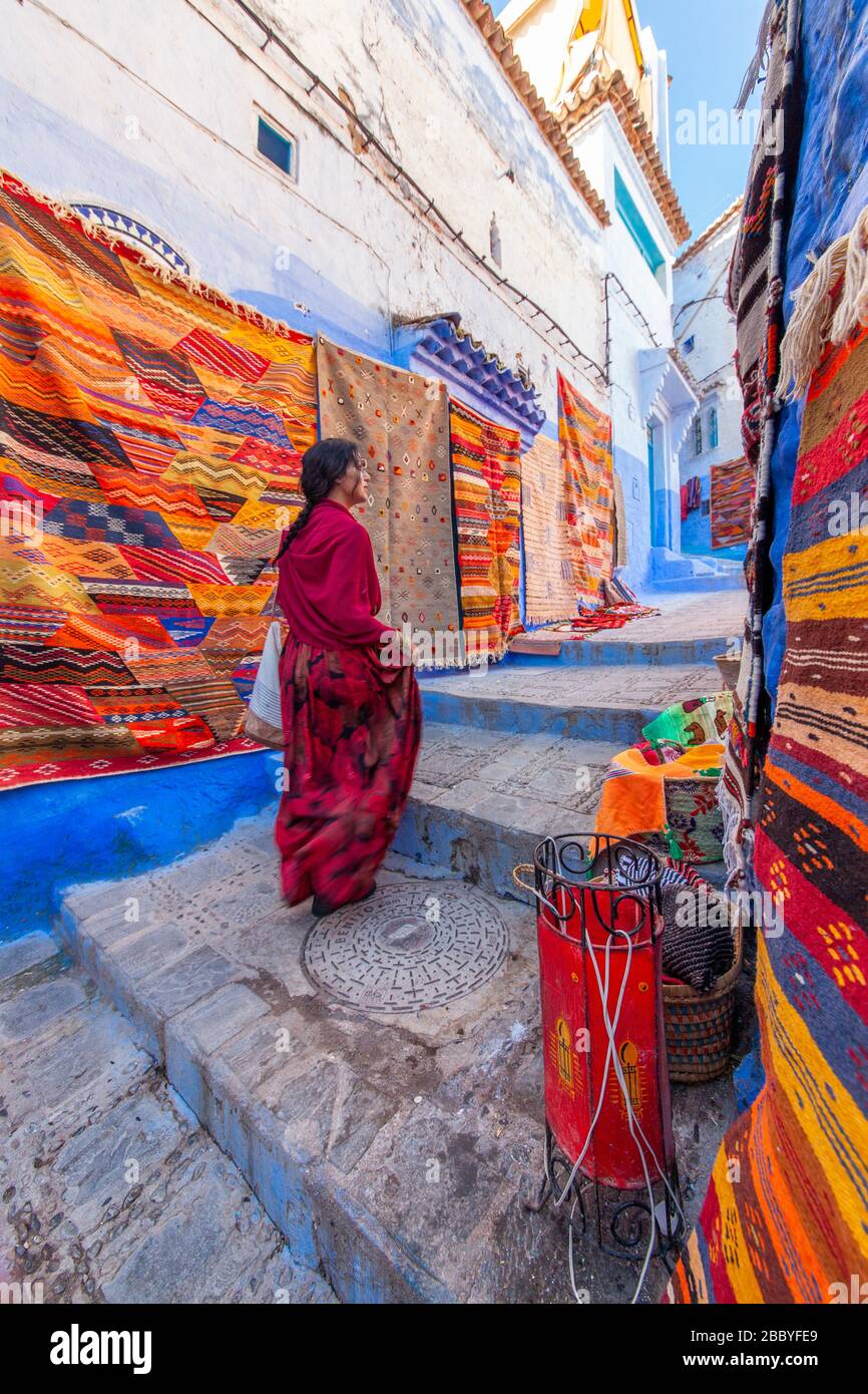 Chefchaouen, Marruecos: Una mujer de color rojo caminando en la Medina Foto de stock