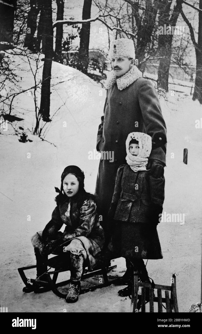 El Príncipe Carl de Suecia y Noruega (1861-1951) con sus hijos, la Princesa Margaretha (1899-1977) y la Princesa Martha, más tarde la Princesa Corona de Noruega (1901-1954) ca. 1909 Foto de stock