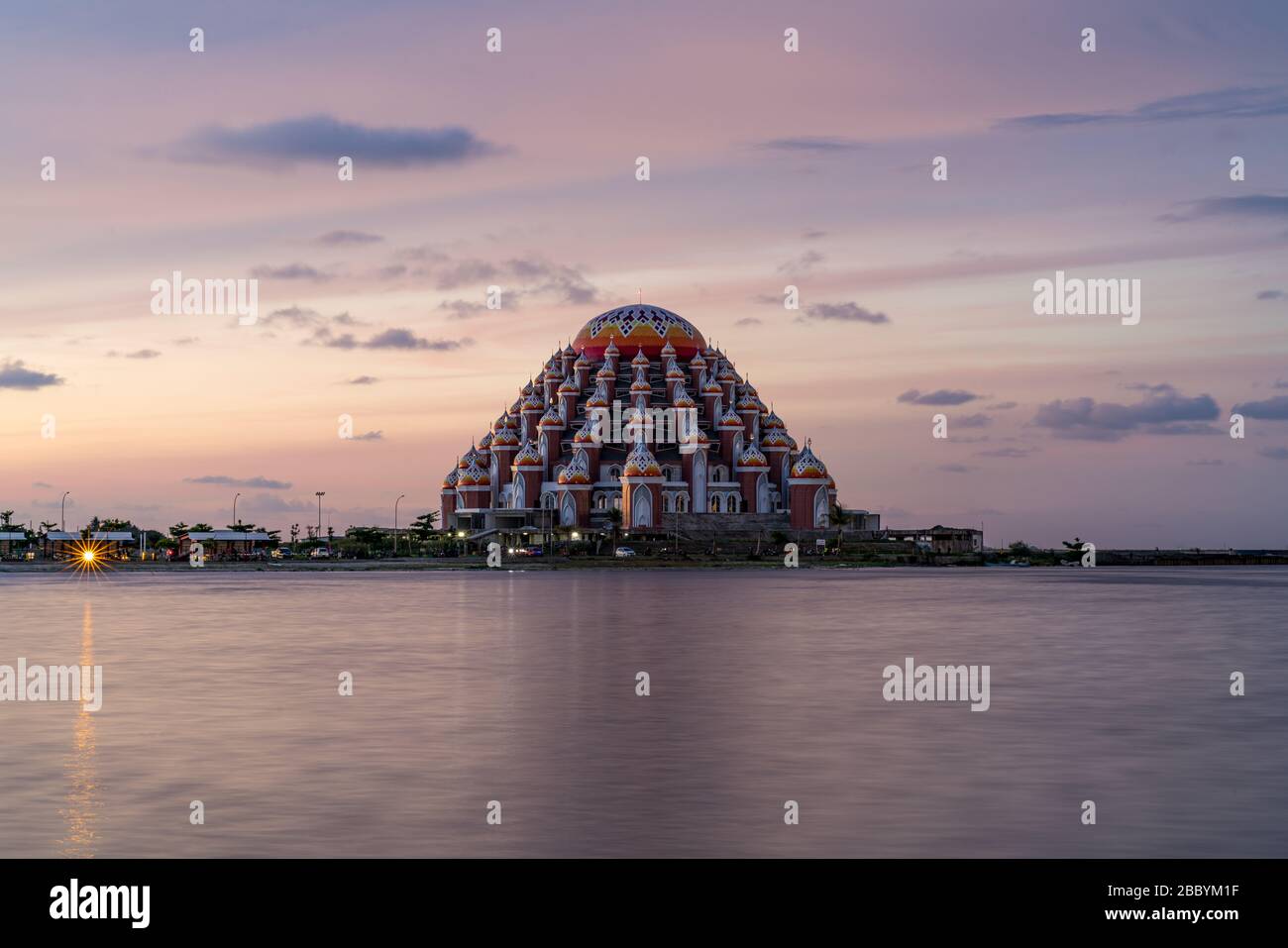 La mezquita de 99 cúpulas en Makassar, Sulawesi, Indonesia, al atardecer con el cielo rosa Foto de stock