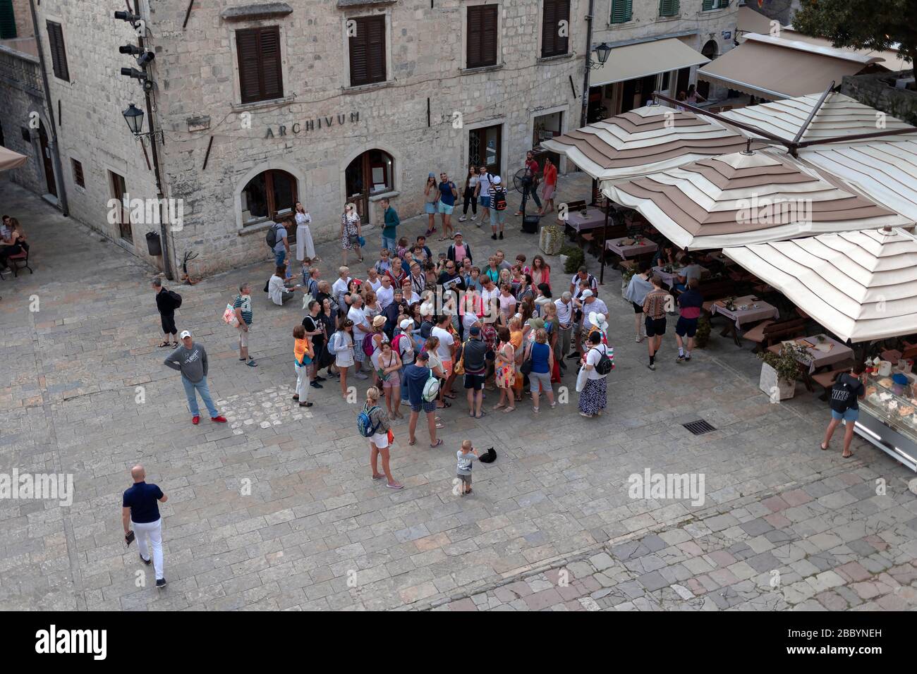 Montenegro, 22 de septiembre de 2019: Un gran grupo de turistas en la Plaza de San Trifón en el casco antiguo de Kotor Foto de stock