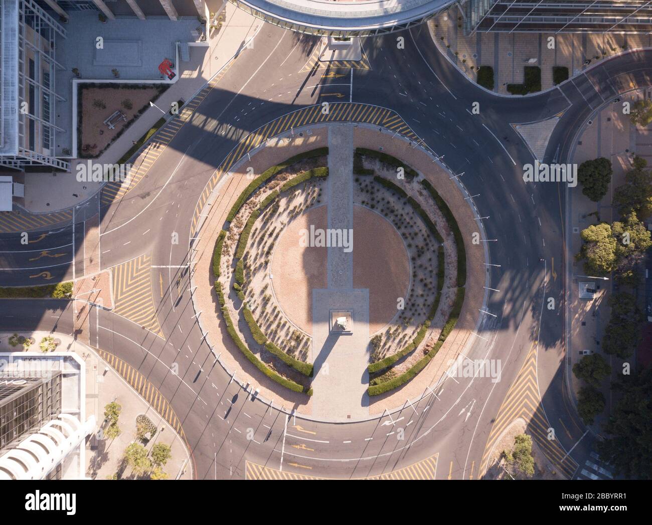 Vista aérea de calles vacías en una ciudad durante el bloqueo del virus Corona Foto de stock