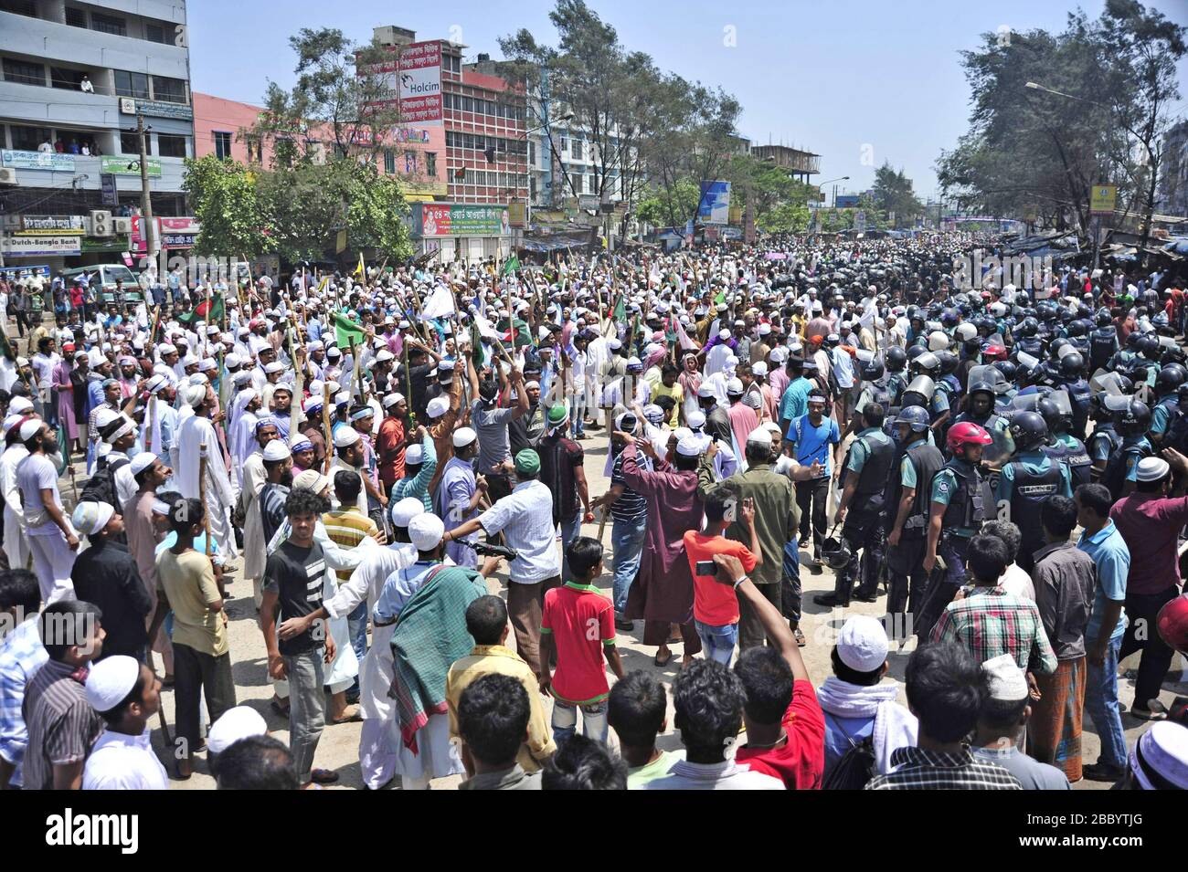 Miles de personas se agolparon para unirse a un mitin del Islam en Hefajat-e en el puente de amistad Bangladesh-China cerca de Postagola, Dhaka, Bangladesh, como llamaban A. Foto de stock
