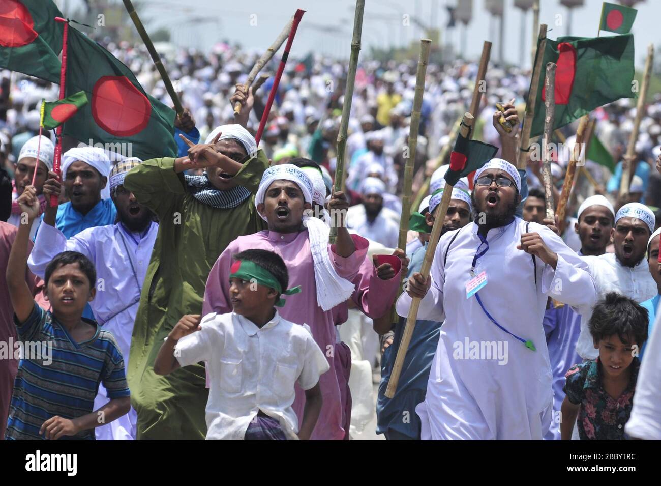 Miles de personas se agolparon para unirse a un mitin del Islam en Hefajat-e en el puente de amistad Bangladesh-China cerca de Postagola, Dhaka, Bangladesh, como llamaban A. Foto de stock
