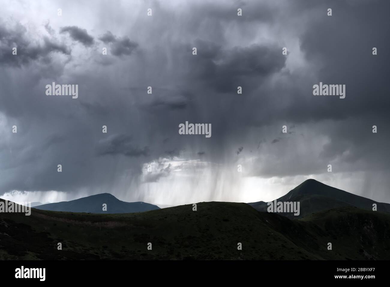Increíbles nubes lluviosas fluidas en las montañas de la noche. Hermosa naturaleza de los Cárpatos. Fotografía de paisajes Foto de stock