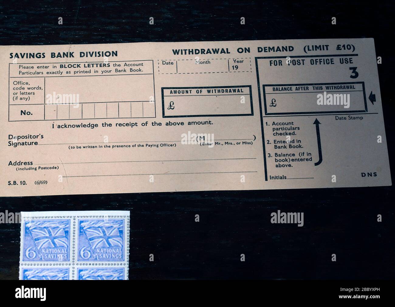 Estampillas de ahorro y retiro de la caja de ahorros la oficina de correos  de Brookfields, recreando un mostrador provincial de la oficina de correos  de los años 60 Fotografía de stock -