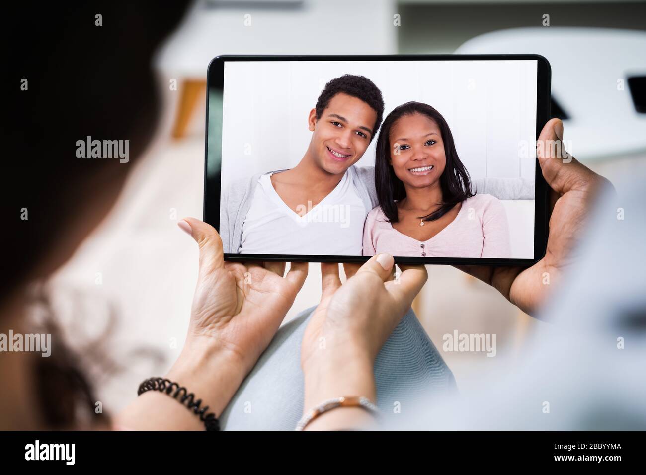 Vista de ángulo alto de parejas jóvenes que utilizan la tableta digital juntas en casa Fotografía de stock - Alamy Vista de ángulo alto de parejas jóvenes que utilizan la tableta digital juntas en casa Fotografía de stock - Alamy
