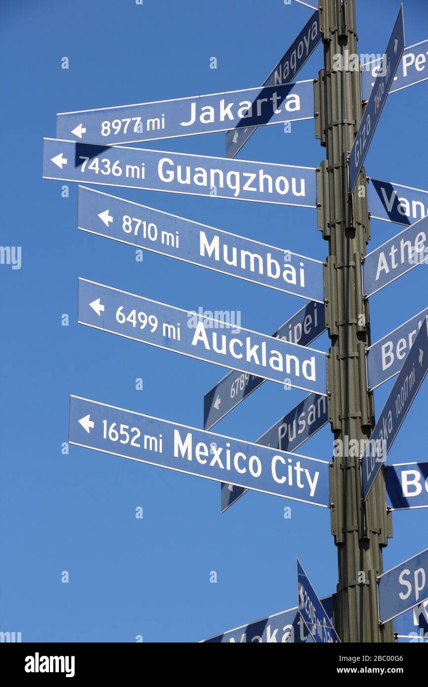 Señales de distancia de viaje a las ciudades hermanas de los Ángeles: Yakarta, Guangzhou, Mumbai, Auckland y Ciudad de México. Foto de stock