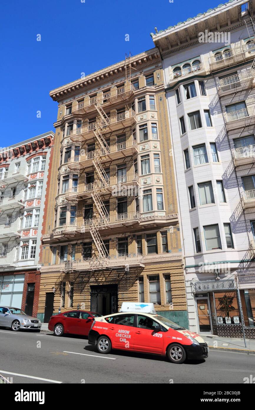 SAN FRANCISCO, EE.UU. - 8 DE ABRIL de 2014: Taxi conduce por las empinadas calles de San Francisco, EE.UU. San Francisco es la cuarta ciudad más poblada de Califor Foto de stock