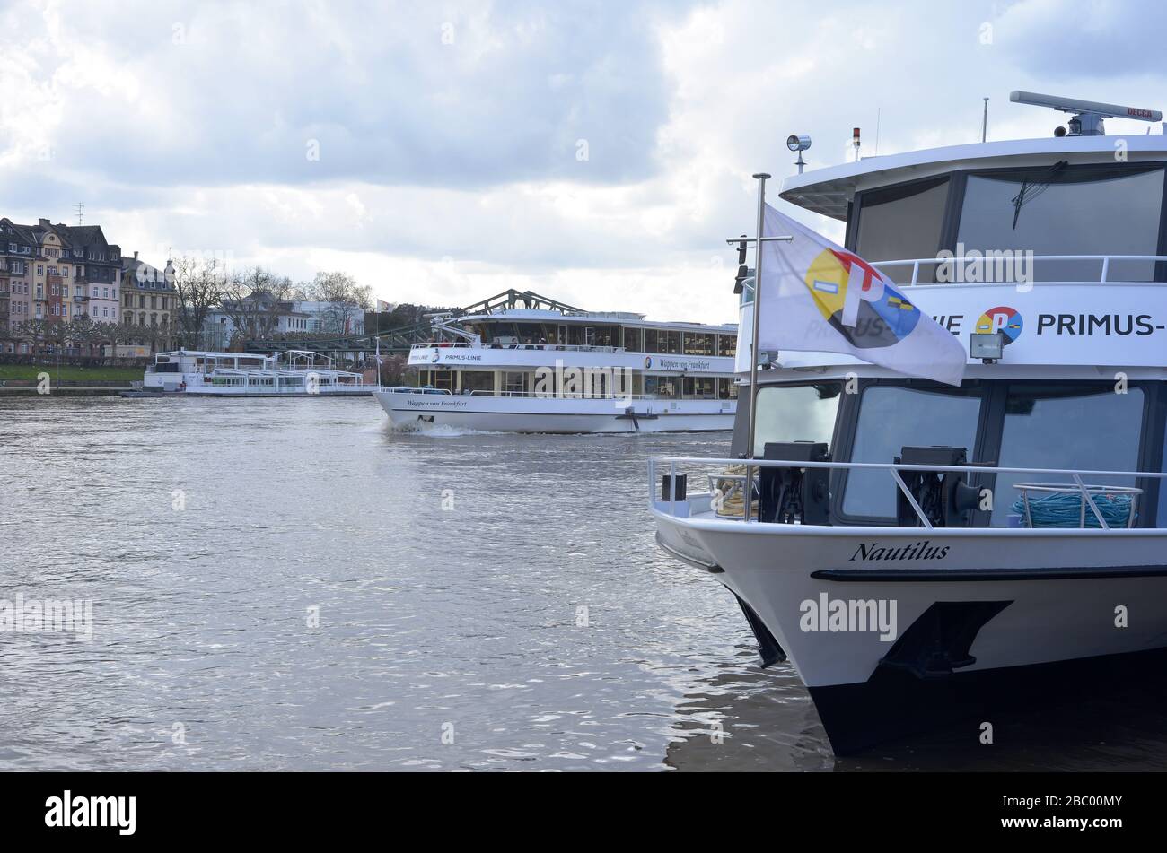 Frankfurt Main, Alemania 03-14-2020 buques de pasajeros en el río principal en el centro de corta distancia antes de la encierro coronavirus Foto de stock