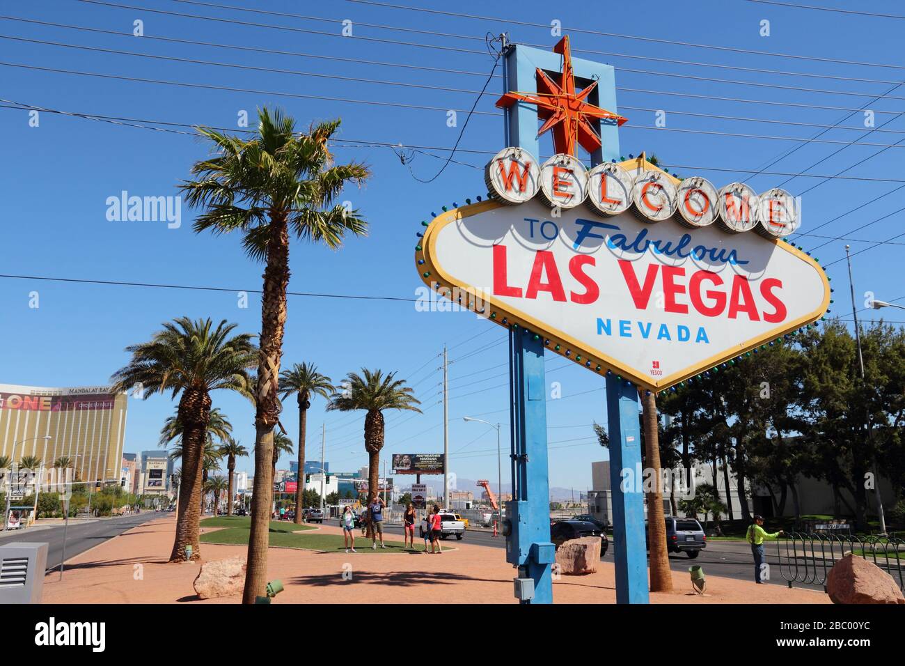 LAS VEGAS, EE.UU. - 14 DE ABRIL de 2014: La gente toma fotos con Bienvenido a las Vegas Nevada fabuloso, famoso signo. El signo está en el Registro Nacional de Histor Foto de stock