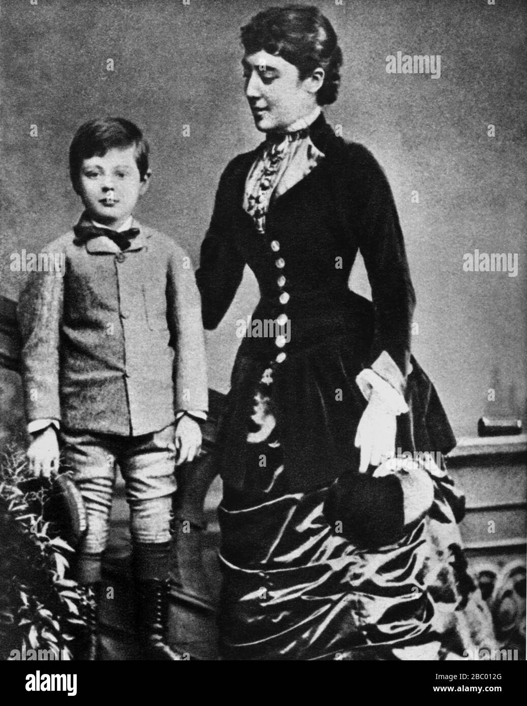 Winston Churchill de 5 años con su tía Lady Leonie Leslie, hermana de Lady Randolph Churchill. Dublín, Eire, 1879 Foto de stock