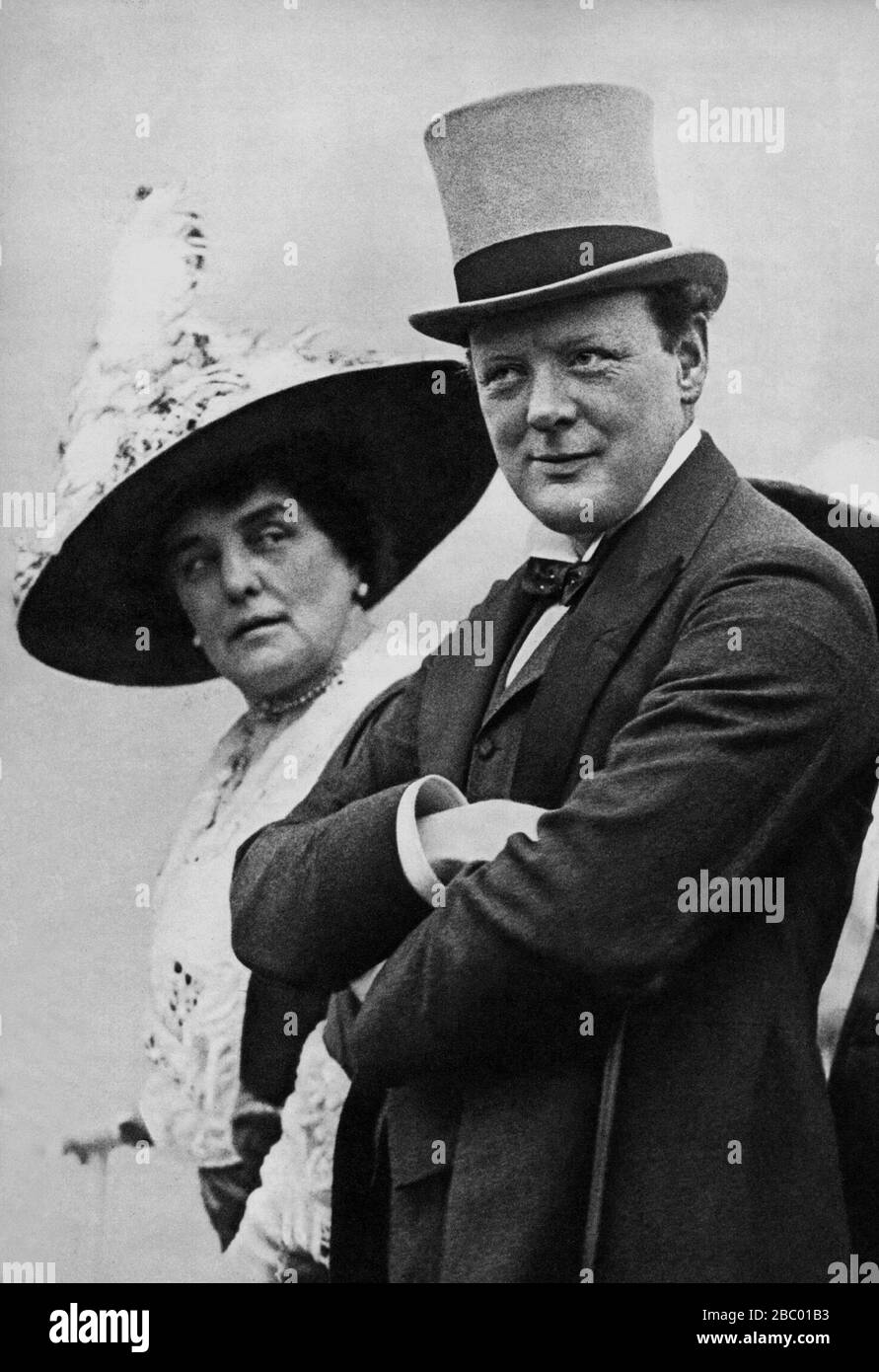 Winston Churchill con su madre, la ex Señora Randolph Churchill, en una exposición en Earl's Court, Londres para conmemorar el día de Armada 29.07.1912 Foto de stock
