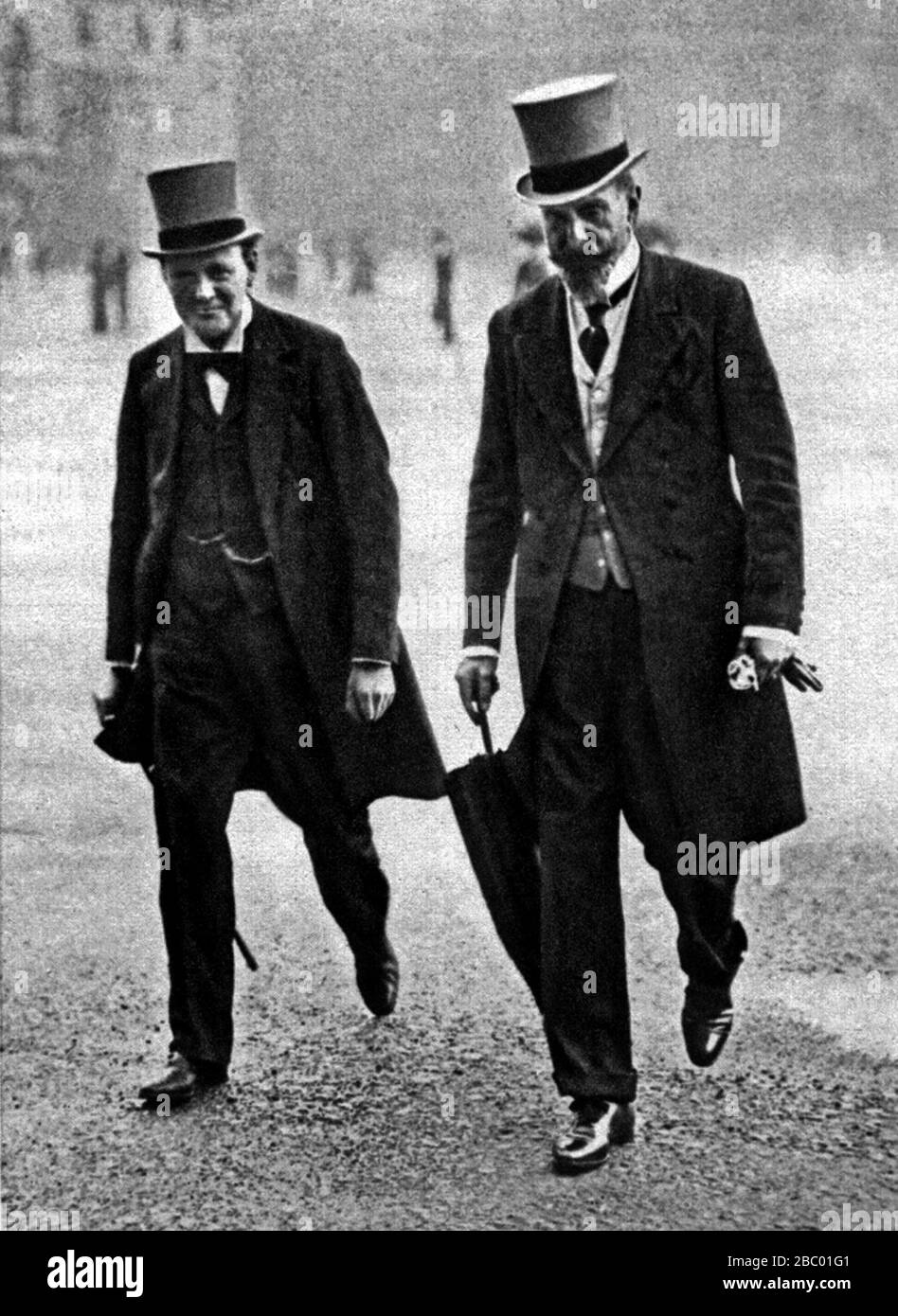 Winston Churchill con el antiguo primer Señor del Mar, el príncipe Luis de Battenberg. Desfile de los guardias del caballo 1914 Foto de stock