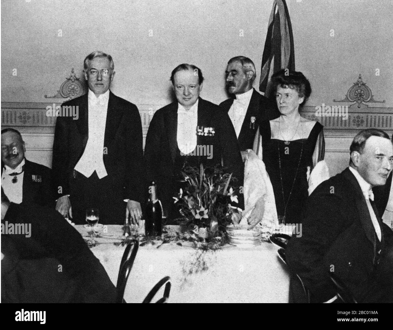 Winston Churchill asistiendo a una cena para el Embajador Americano, John W. Davis y su esposa. Londres 1919 Foto de stock