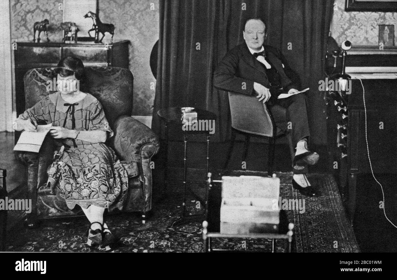 Churchill en su casa de Londres en Sussex Square dictando notas a la secretaria, la señorita Fisher cuando se postuló como candidata para Abbey Division.1924 elección Foto de stock