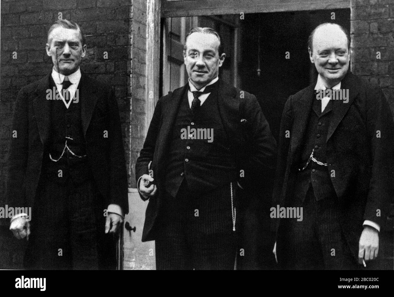 Winston Churchill nombró recientemente Canciller del Tesoro, con Austen Chamberlain, Secretario de Asuntos Exteriores y primer ministro Stanley Baldwin.1924. Foto de stock