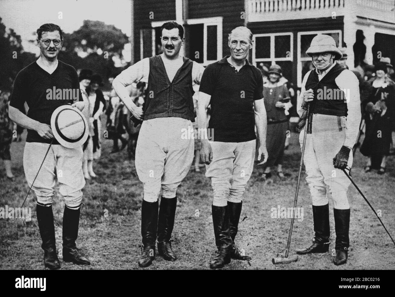 Winston Churchill con el equipo de polo de la Cámara de los comunes. L-R, Capt. G.G.R.G.R., Capt. E. Wallace, Capt. F.E.Guest, WSC. 18 de julio de 1925. Foto de stock