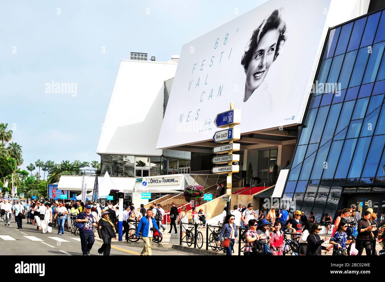 CANNES, FRANCIA - MAYO de 14: Gente alrededor del Palacio de Festivales, en el Paseo de la Croisette, durante la edición 68 del Festival de Cine de Cannes Foto de stock