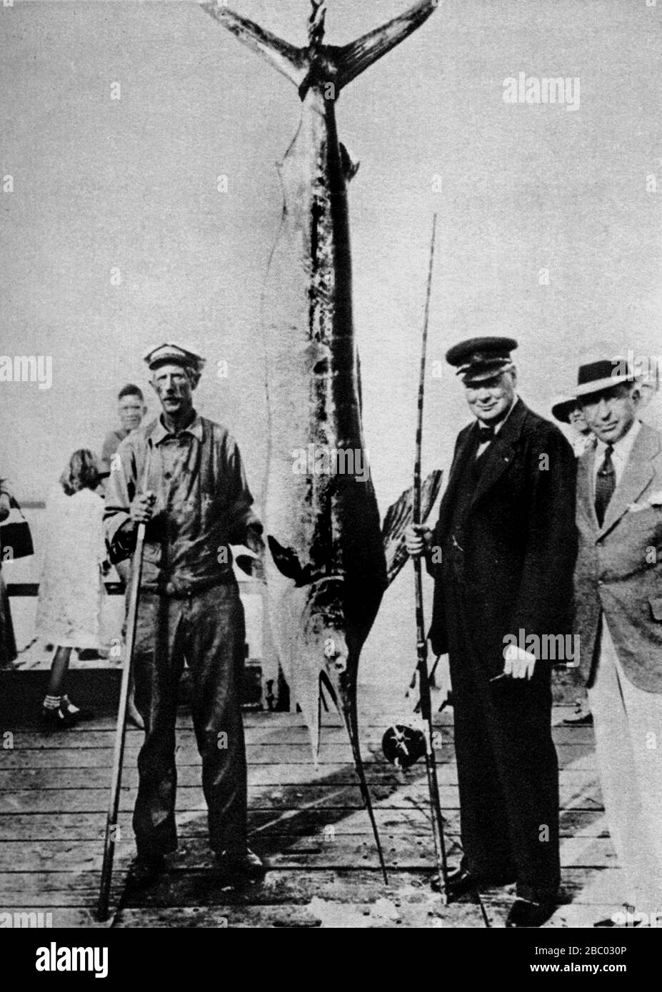 Winston Churchill con un marlín capturado en Catalina Island, California, EE.UU. Septiembre de 1929 Foto de stock