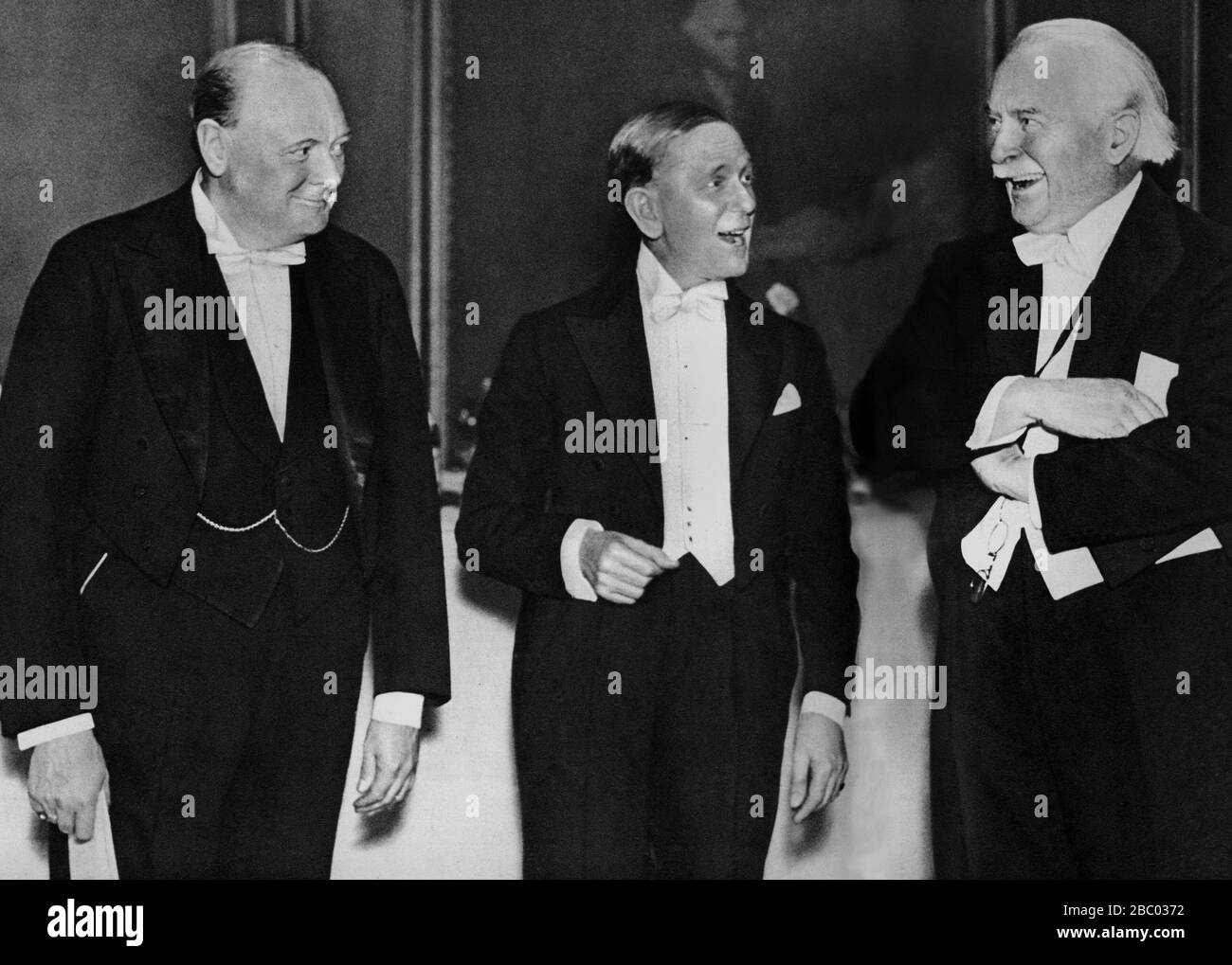 Winston Churchill con Lloyd George y J.S. Elias, el futuro Lord Southwood, en una cena para el Fondo de Pensiones de Printers. Diciembre de 1934. Foto de stock