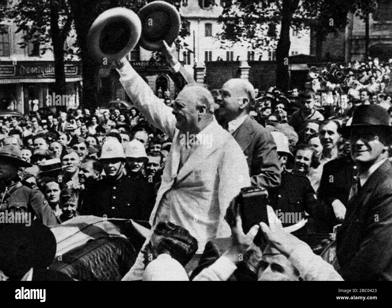 Winston Churchill con el primer ministro canadiense, Mackenzie King, conduciendo por las calles de Quebec.23 de agosto de 1943 Foto de stock