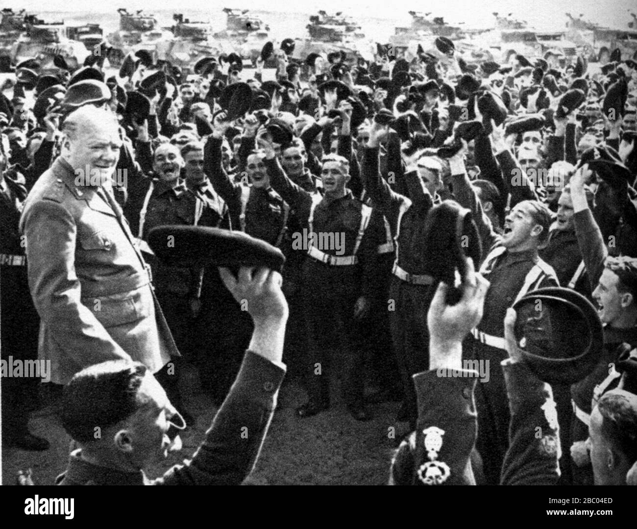 Winston Churchill aplaudió a hombres de su antiguo regimiento, los 4 Hussars. El Cairo, diciembre de 1943. Foto de stock